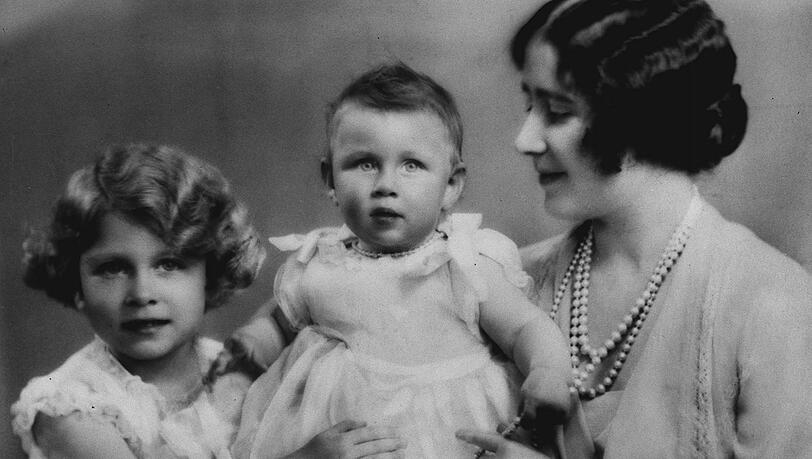 Prinzessin Margaret (Mitte) mit ihrer Schwester, damals Prinzessin Elizabeth, und Mutter Queen Elizabeth, später "Queen Mother", 1931 auf Windsor Castle. Prinzessin Margaret (Mitte) mit ihrer Schwester, damals Prinzessin Elizabeth, und Mutter Queen Elizabeth, später "Queen Mother", 1931 auf Windsor Castle.