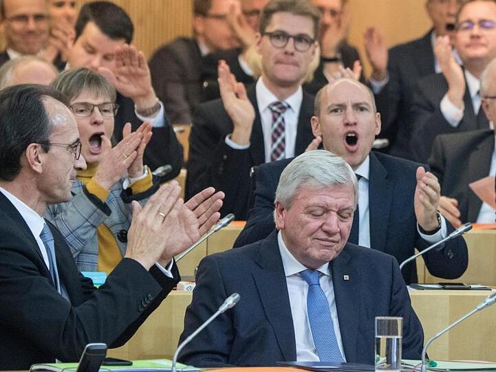 Nach seiner Wahl zum Ministerpräsidenten wird Volker Bouffier (CDU) von Fraktionskollegen bejubelt und beklatscht.