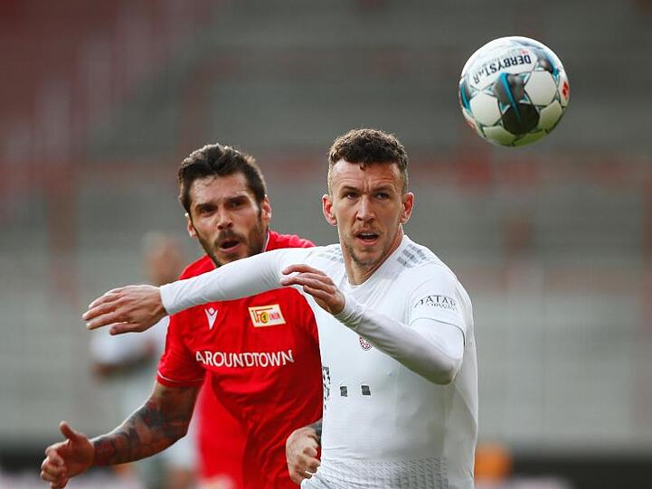 Bayern Münchens Ivan Perisic (r) im Zweikampf mit Unions Christopher Trimmel.