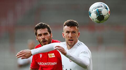 Bayern Münchens Ivan Perisic (r) im Zweikampf mit Unions Christopher Trimmel.