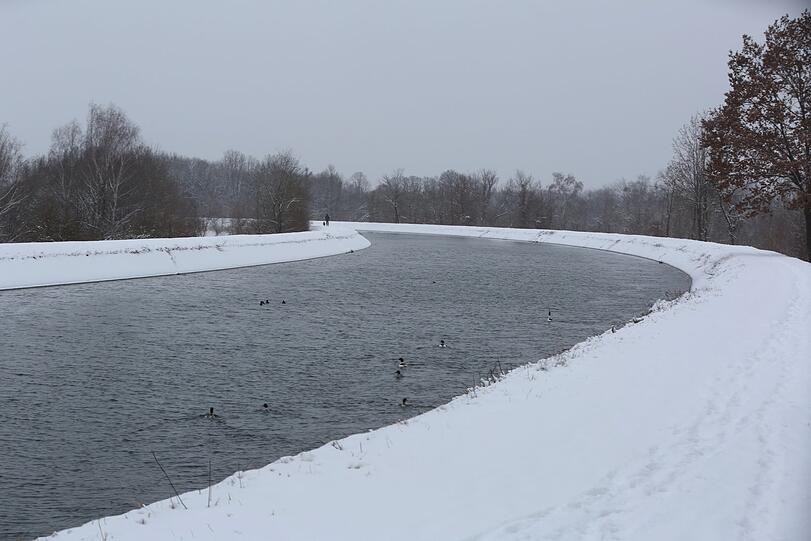 Ganz schön windig: der Damm am Isarkanal bei Unterföhring.