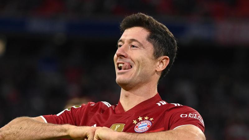 Weltklasse-Stürmer Robert Lewandowski bejubelt sein drittes Tor zum 5:0 gegen eine leidenschaftslos spielende Hertha aus Berlin.
