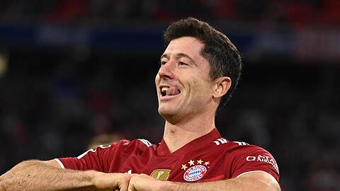 Weltklasse-Stürmer Robert Lewandowski bejubelt sein drittes Tor zum 5:0 gegen eine leidenschaftslos spielende Hertha aus Berlin.