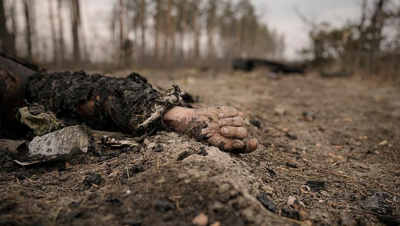 Die Leiche eines gefallenen russischer Soldaten nach einem Angriff ukrainischer Streitkräfte auf russische Stellungen außerhalb von Kiew.