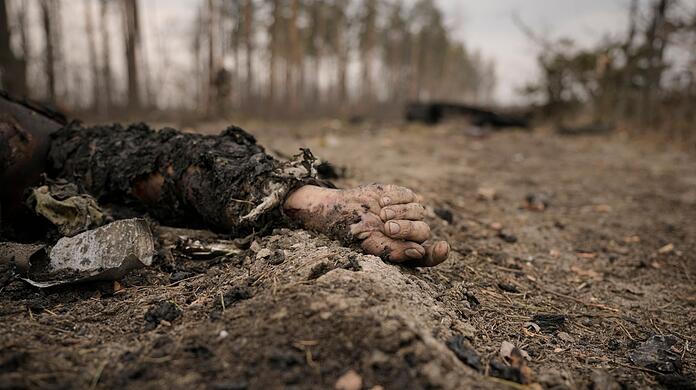 Die Leiche eines gefallenen russischer Soldaten nach einem Angriff ukrainischer Streitkräfte auf russische Stellungen außerhalb von Kiew.