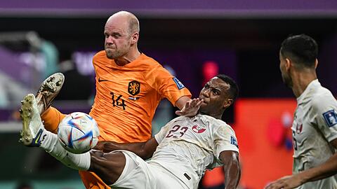 Davy Klaassen (l) und Assim Madibo im Zweikampf.