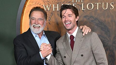 Patrick Schwarzenegger (r.) mit Vater Arnold bei der "The White Lotus"-Premiere.