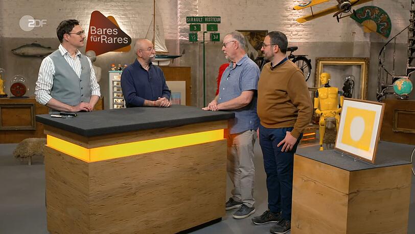 Colmar Schulte-Goltz (links) klärt Horst Lichter (Zweiter von links) sowie die Kandidaten Helmut und Julian (rechts) über das Bild mit dem Titel "Gelb" auf. Colmar Schulte-Goltz (links) klärt Horst Lichter (Zweiter von links) sowie die Kandidaten Helmut und Julian (rechts) über das Bild mit dem Titel "Gelb" auf.