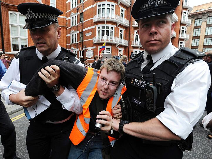 an der Botschaft von Ecuador: Tumulte in London um Julian Assange