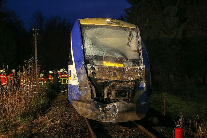 Vorne ist der Zug stark beschädigt.