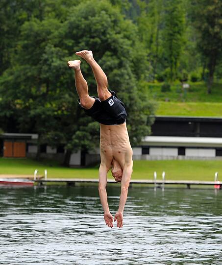 Die Löwen beim Turmspringen im Trainingslager. Sehen Sie hier die spektakulären Bilder.