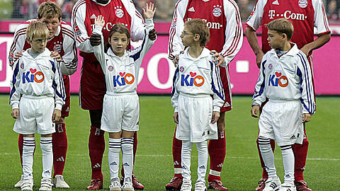 2004 machte der Fc Bayern schon mal eine ähnliche Aktion für "KIO".