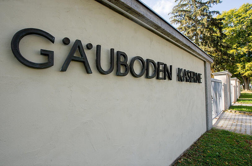Auf dem Gelände der "Gäuboden"-Kaserne entsteht das großes Zeltlager für bis zu 5000 Flüchtlinge.