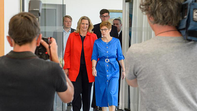 Annegret Kramp-Karrenbauer (r) und Anke Rehlinger, stellvertretende Vorsitzende der Saar SPD bei der Unterzeichnung des Koalitionsvertrags. Annegret Kramp-Karrenbauer (r) und Anke Rehlinger, stellvertretende Vorsitzende der Saar SPD bei der Unterzeichnung des Koalitionsvertrags.