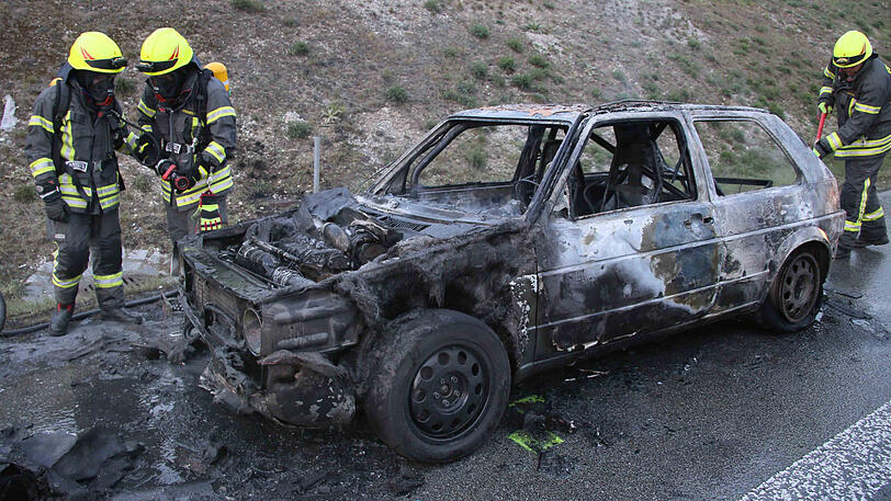 Der VW Golf ist komplett ausgebrannt - die Bilder von der A94.