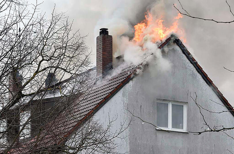 In München ist am Sonntag der etwa 30 Meter lange Dachstuhl eines Mehrfamilienhaus bei einem großbrand völlig zerstört worden.