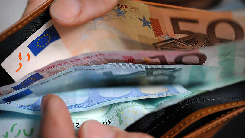 Eine Betrügerin klaute Bargeld aus der Wohnung einer 92-jährigen Rentnerin. (Symbolbild)