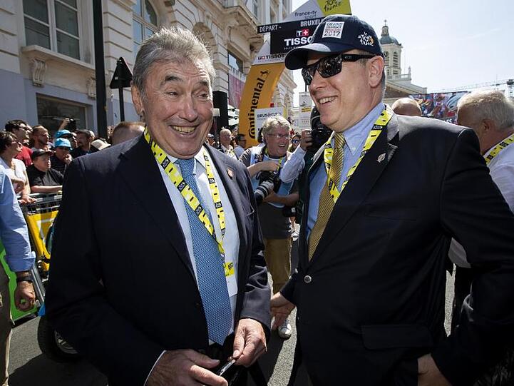Eddy Merckx (l), ehemaliger Radrennfahrer aus Belgien, und Albert II., Fürst von Monaco, lachen beim Start der Tour. Foto: Kristof Van Accom/BELGA