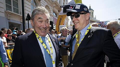 Eddy Merckx (l), ehemaliger Radrennfahrer aus Belgien, und Albert II., Fürst von Monaco, lachen beim Start der Tour. Foto: Kristof Van Accom/BELGA