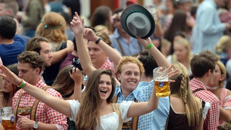 Wiesnbesucher feiern im Hofbräuzelt auf dem Oktoberfest. (Archivbild) Wiesnbesucher feiern im Hofbräuzelt auf dem Oktoberfest. (Archivbild)