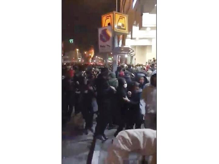 Das Video zeigt den Angaben zufolge, wie die Polizei in der Nähe des Asadi-Platzes eine Demonstration auflöst und Tränengas in die Menge schießt.
