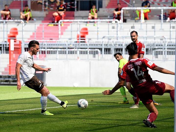 Der FC St. Pauli um Torschütze Dimitrios Diamantakos (l) schaffte den Klassenerhalt.