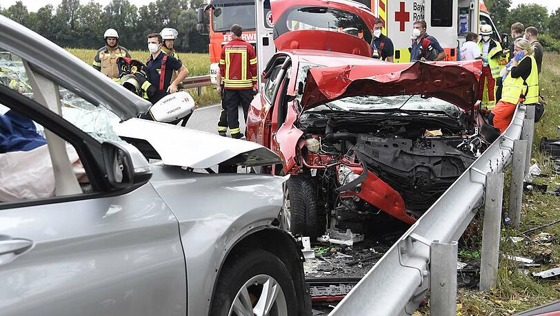 Die beiden Insassen des BMW wurden in Krankenhäuser gebracht. Die beiden Insassen des BMW wurden in Krankenhäuser gebracht.