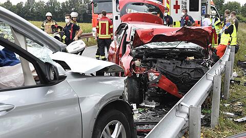 Die beiden Insassen des BMW wurden in Krankenhäuser gebracht.