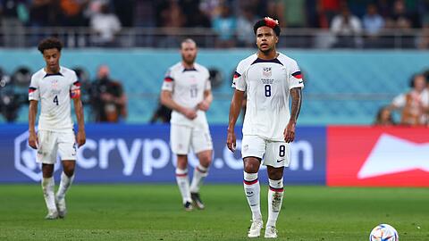 Für die USA um den Ex-Schalker Weston McKennie (r) ist das Turnier beendet.