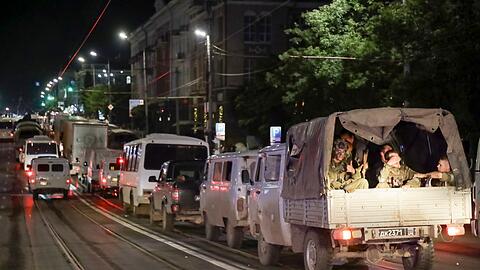 Soldaten der Militärkompanie der Wagner-Gruppe sitzen in ihren Militärfahrzeugen, als sie sich darauf vorbereiten, ein Gelände am Hauptquartier des südlichen Militärbezirks in einer Straße in Rostow am Don, Russland, zu verlassen.