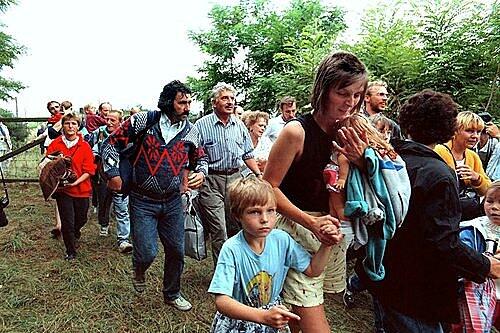 DDR-Flüchtlinge gehen im Sommer 1989 von Ungarn aus nach Österreich - wie in Ingo Schulzes Roman &bdquo;Adam und Evelyn&ldquo;.
