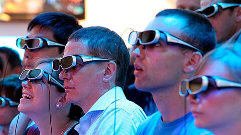 Besucher der IFA 2010 tragen 3D-Brillen.