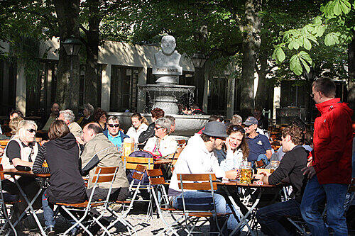 Echte Münchner Lebensart: Der Biergarten vom Paulaner am Nockherberg.