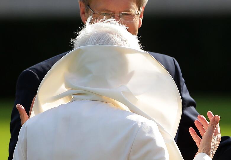 ..ohne Hut weiß der Papst eben nicht, was er machen soll.