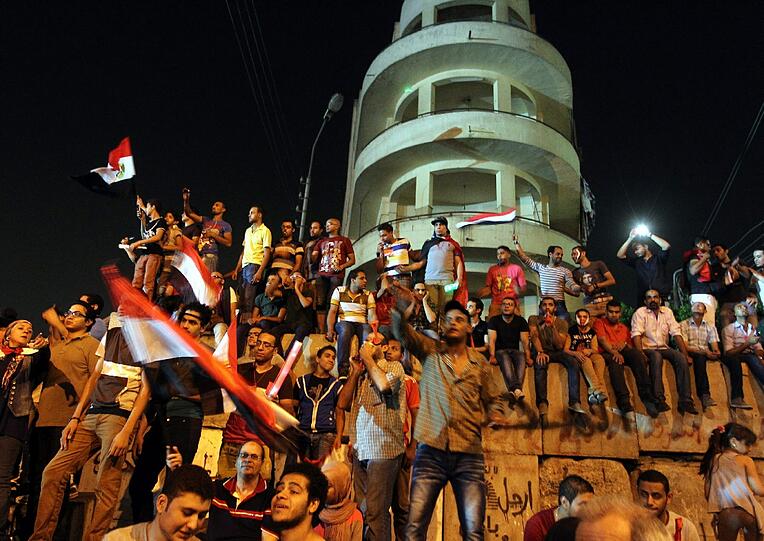 Ausnahmezustand am auf dem Tahrir-Platz in Kairo. Millionen Menschen feiern die Absetzung von Mohammed Mursi durch das ägyptische Militär.