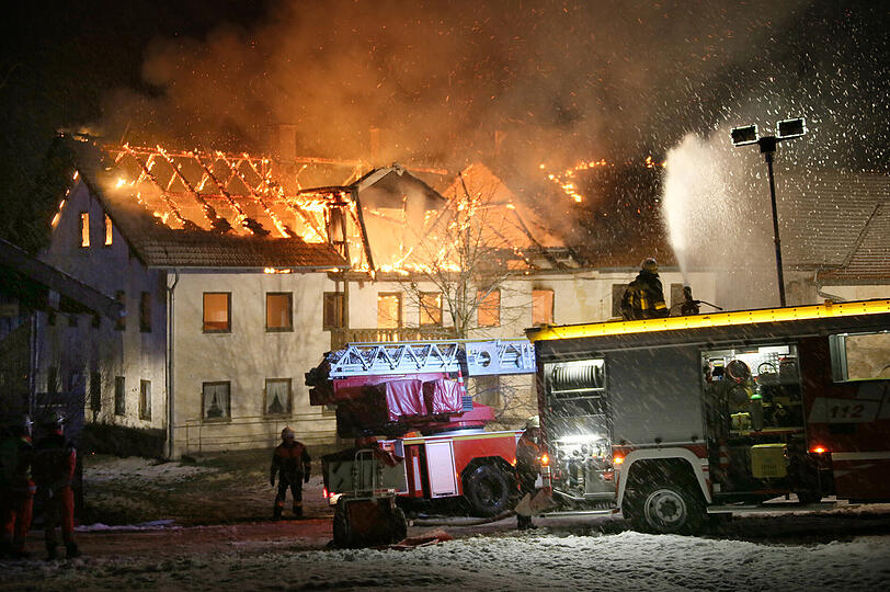 Die Bilder vom Feuerwehreinsatz in Schedenberg - war es Brandstiftung?