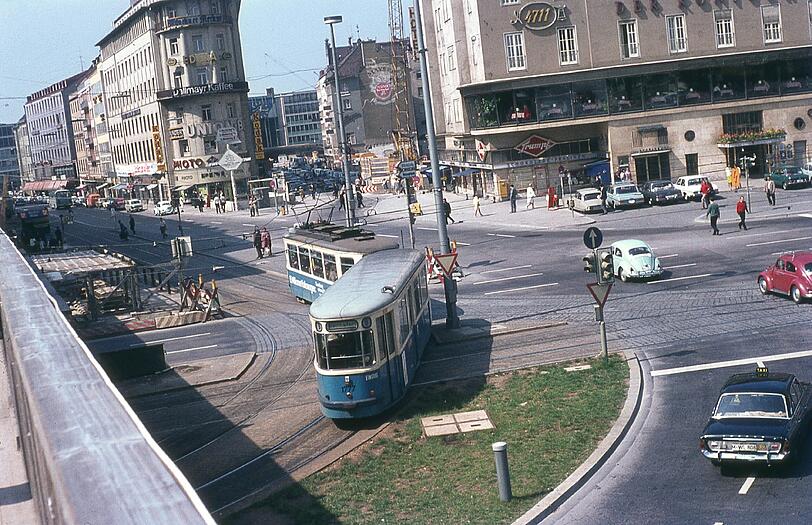Das Innenstadttreiben um, 1970 herum: Eine Tram fährt über die Stachus-Kreuzung. In der Mitte wird der Hertie-Neubau (heute Karstadt) hochgezogen. Die S-Bahn war da noch nicht ganz fertig.