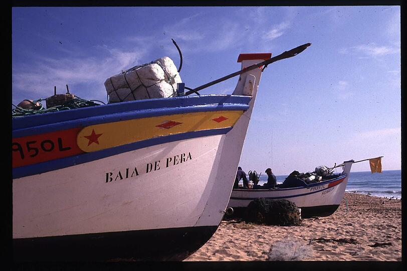 Am Strand von Albufeira sind die Fischer in der kalten Jahreszeit unter sich.