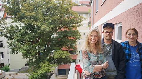 Ingrid Schölderle, Philipp Pamer und Marina Kauf (v.l.n.r.) sorgen sich um den Baum in ihrem Innenhof.