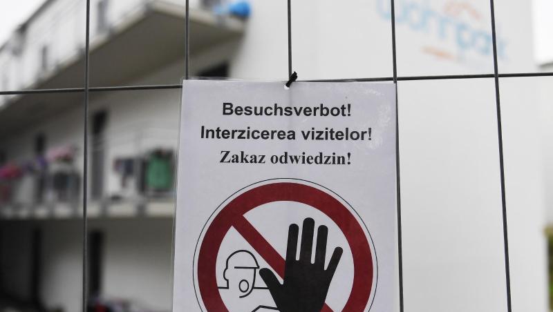 Ein "Besuchsverbot!"-Zettel auf deutsch, rumänisch und polnisch vor dem Betrieb in Mamming. Foto: Angelika Warmuth/dpa/Archivbild Ein "Besuchsverbot!"-Zettel auf deutsch, rumänisch und polnisch vor dem Betrieb in Mamming. Foto: Angelika Warmuth/dpa/Archivbild