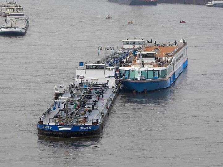 Zwei Tankschiffe sichern das Kabinenschiff, das manövrierunfähig auf dem Rhein treibt.