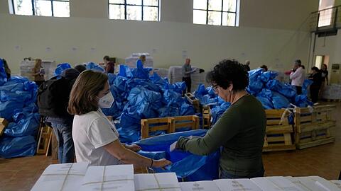 Arbeiter verpacken in einem Lager der Region Attika Stimmzettel in Säcke, die an die Wahllokale der Gemeinden geliefert werden.