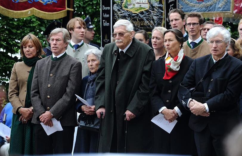 Monarchie-Fans würdigen 125. Todestag von Ludwig II. &ndash; Gedenkmesse am Starnberger See &ndash; Satirisches Contra: Mit Badeente und Taucherbrille zum Gedenkkreuz. Die Eindrücke aus Berg