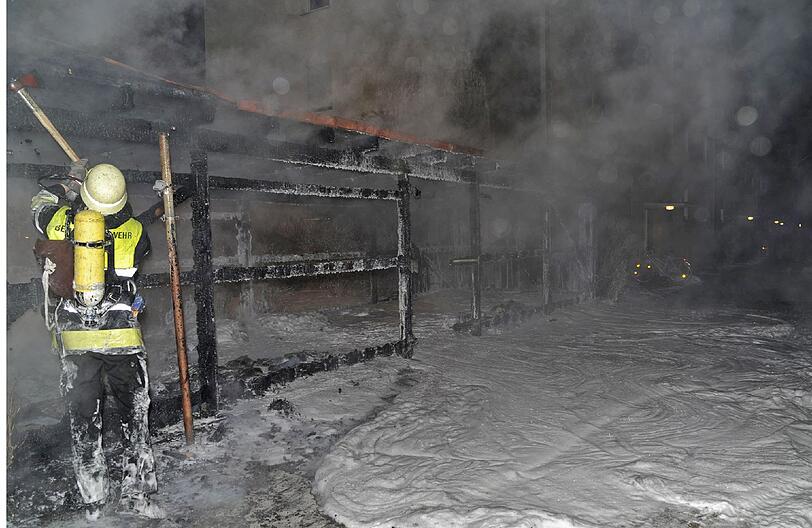 Brehmstr.: In buchstäblich letzter Sekunde kann gegen 6 Uhr morgens eine Brandausbreitung verhindert werden. Ein Unterstand für Mülltonnen hat Feuer gefangen. Ein daneben stehender Pkw brennt ebenfalls. Die Flammen drohen auf ein Haus überzugreifen. Durch einen schnellen und energischen Löschangriff wird dies verhindert. An einem 10 Meter entfernten Gebäude schmelzen aufgrund der großen Hitzestrahlung die Jalousien.
