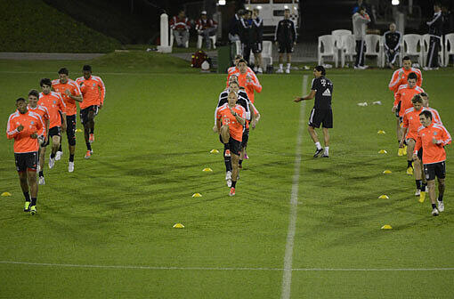 Die Bayern bei der ersten Trainingseinheit in Doha: Die Mannschaft rackert und schwitzt.