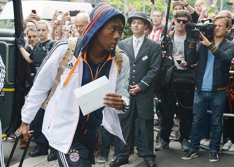 Berlin! Berlin! Der FC Bayern ist am Regent Hotel angekommen. Die Bilder