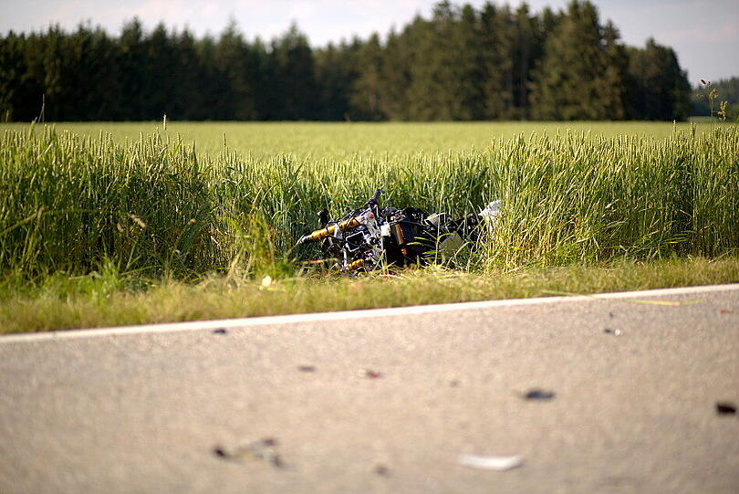 Ein Skoda prallte auf ein entgegenkommendes Motorrad. Der Motorradfahrer überlebte den Zusammenstoß nicht.