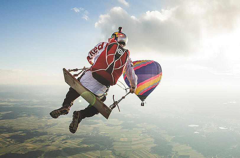 In 2000 Metern Höhe schaukelten die Skydiver herum.