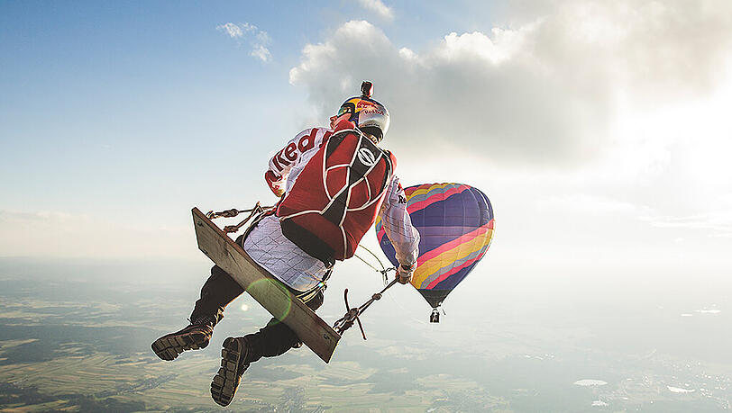 In 2000 Metern Höhe schaukelten die Skydiver herum. In 2000 Metern Höhe schaukelten die Skydiver herum.
