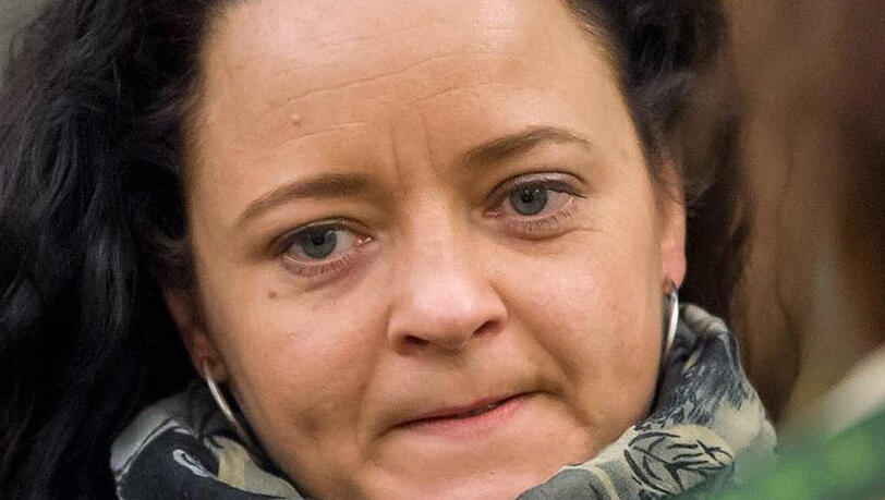Die Angeklagte Beate Zschäpe betritt den Gerichtssaal in München.